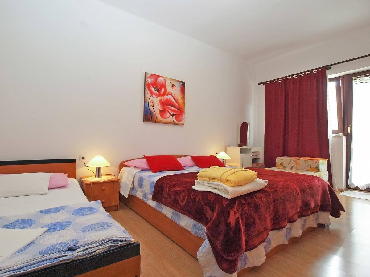 Apartment Vladimira 1569 พูลา ภายนอก รูปภาพ